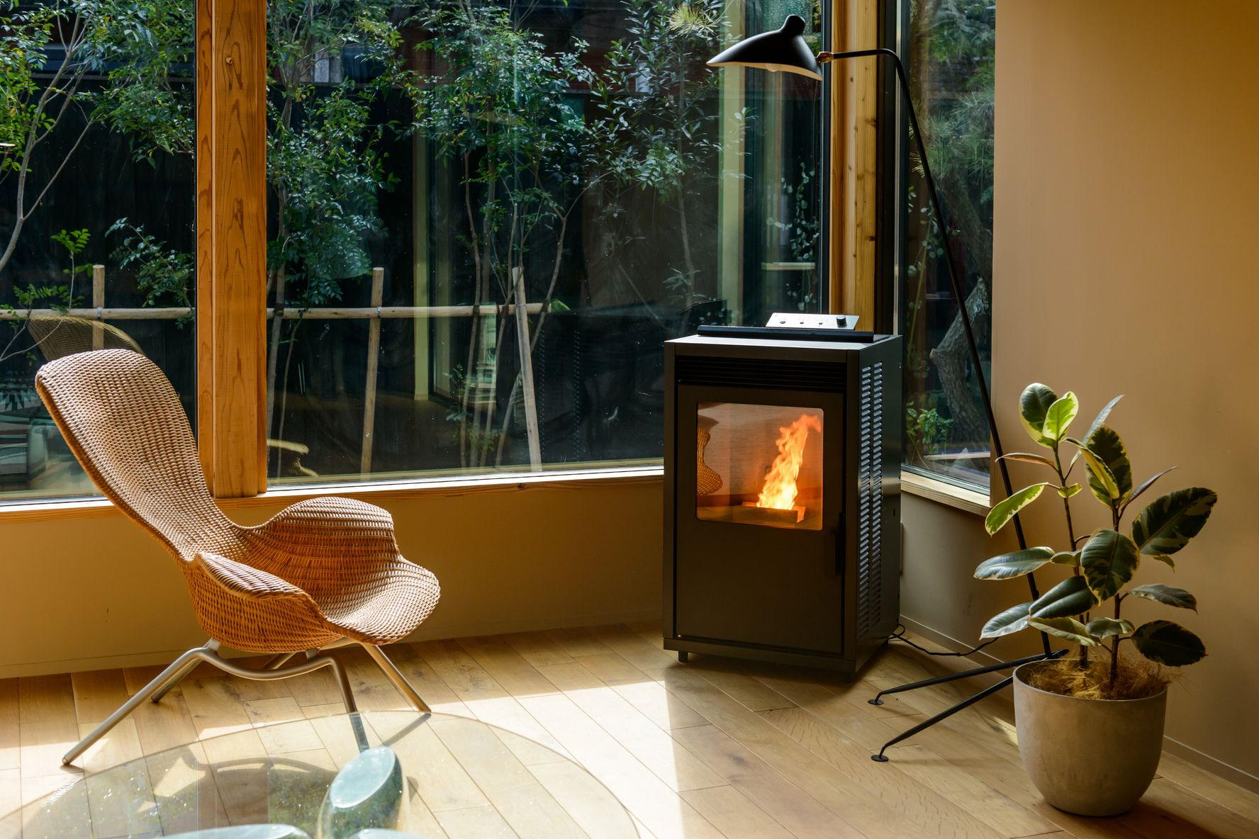 Poêle à bois dans une maison au milieu des bois