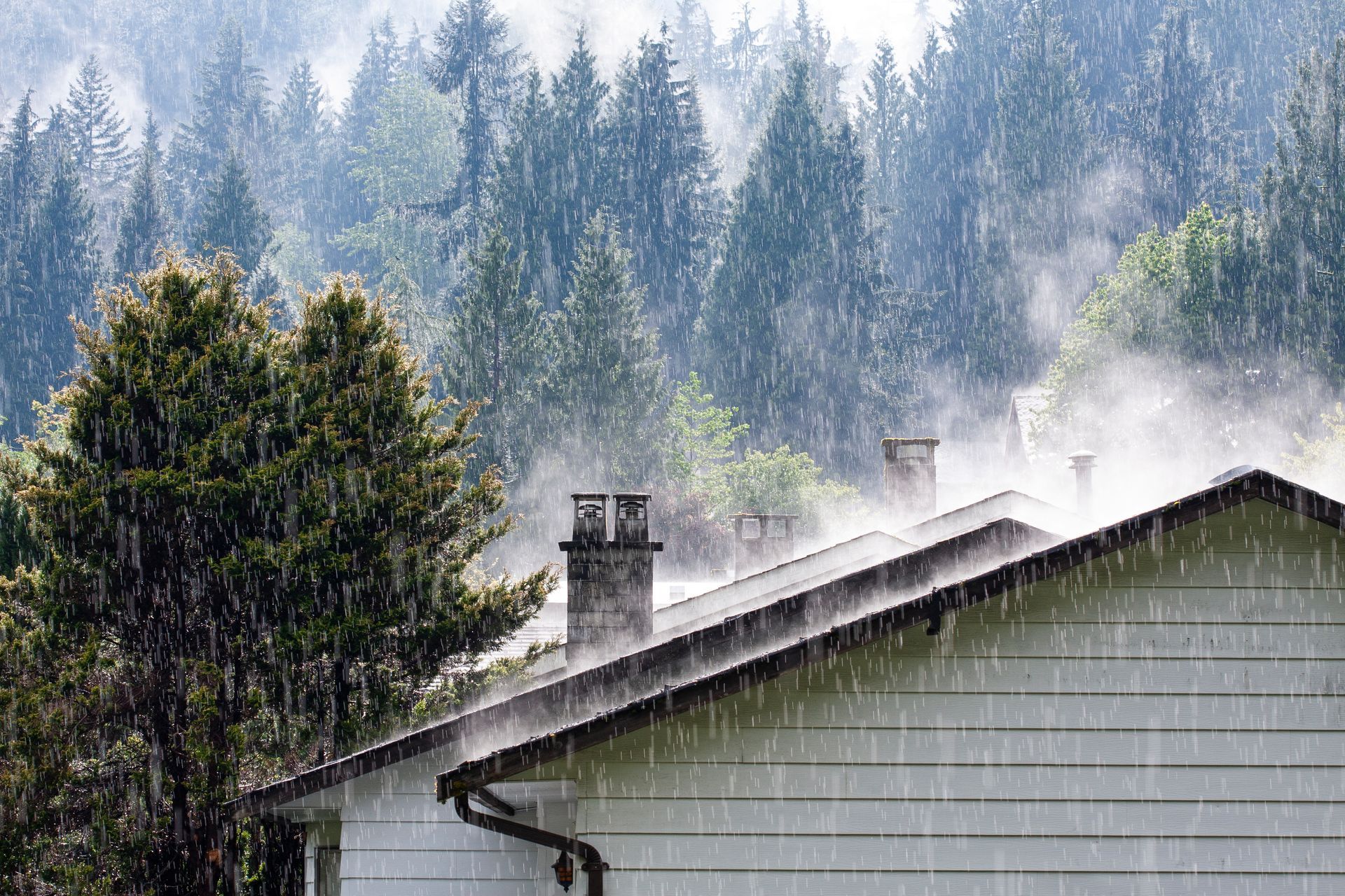 La pluie s'abat sur des maisons