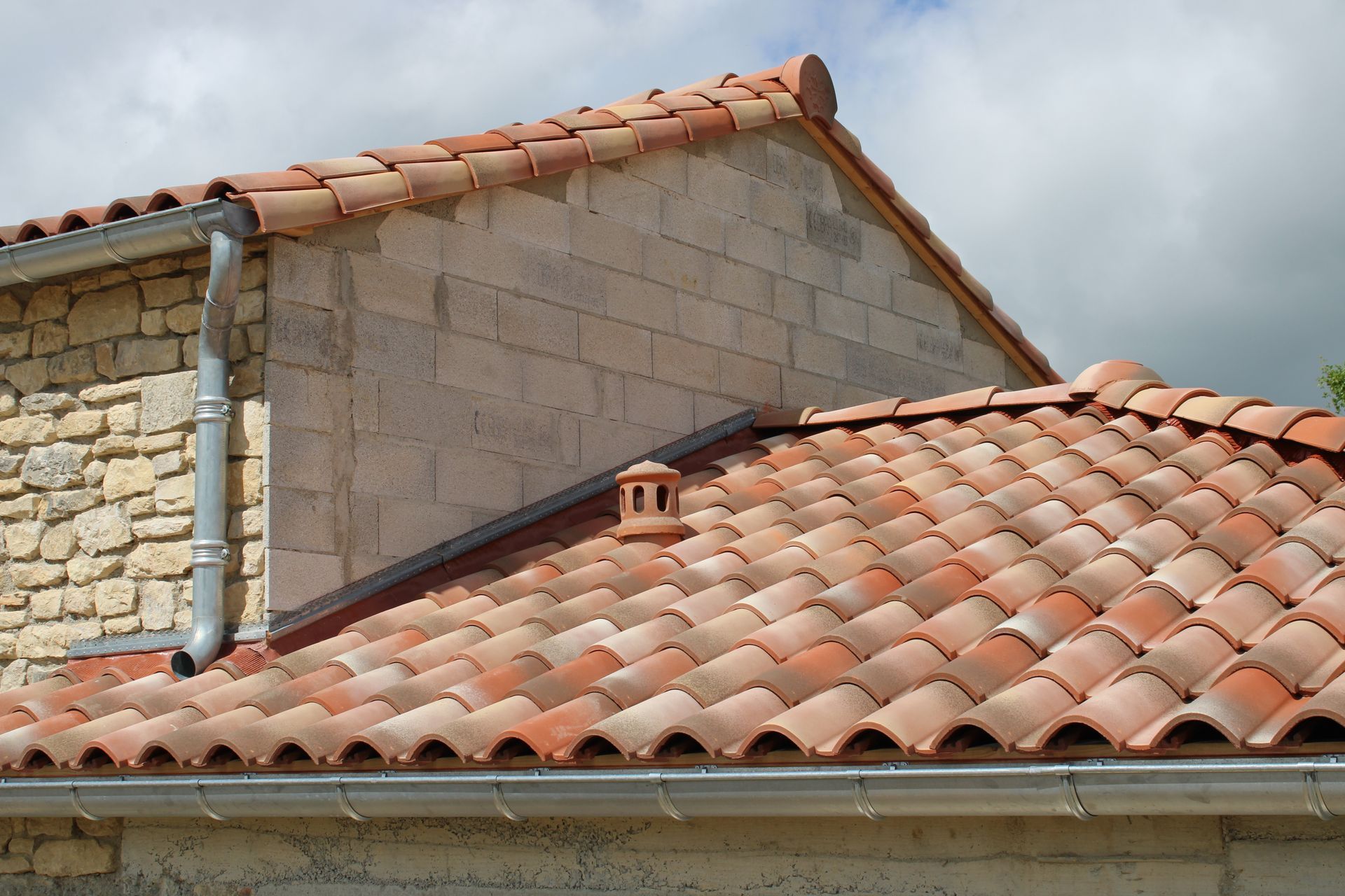 Une toiture sur plusieurs niveaux avec faîtages