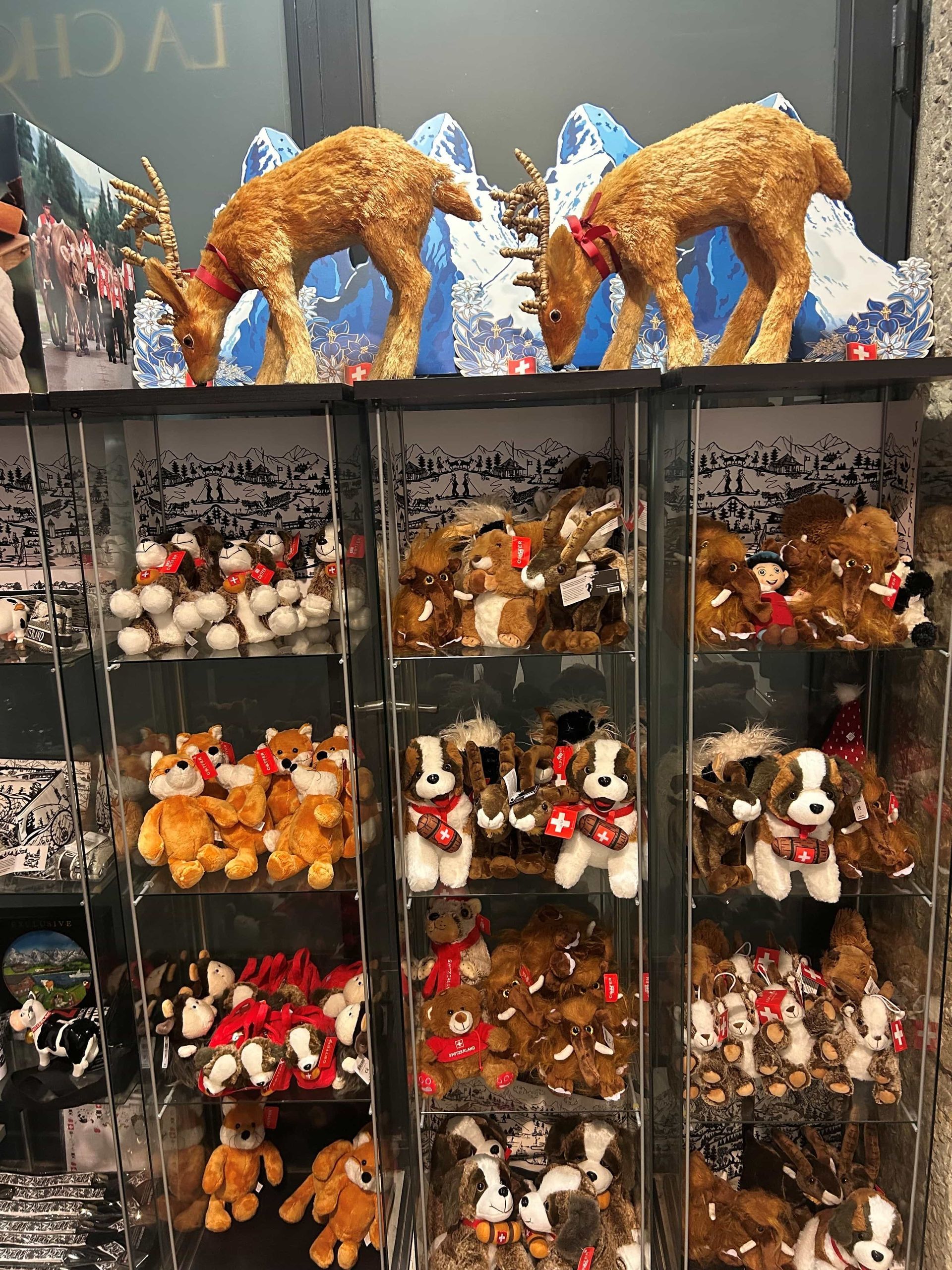 Vitrine remplie de figurines d'ours en peluche et de rennes festifs.