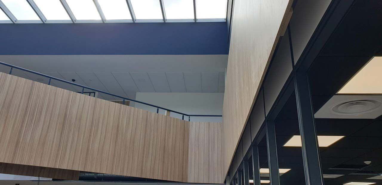 Point de vue plongeant sur un bâtiment rénové