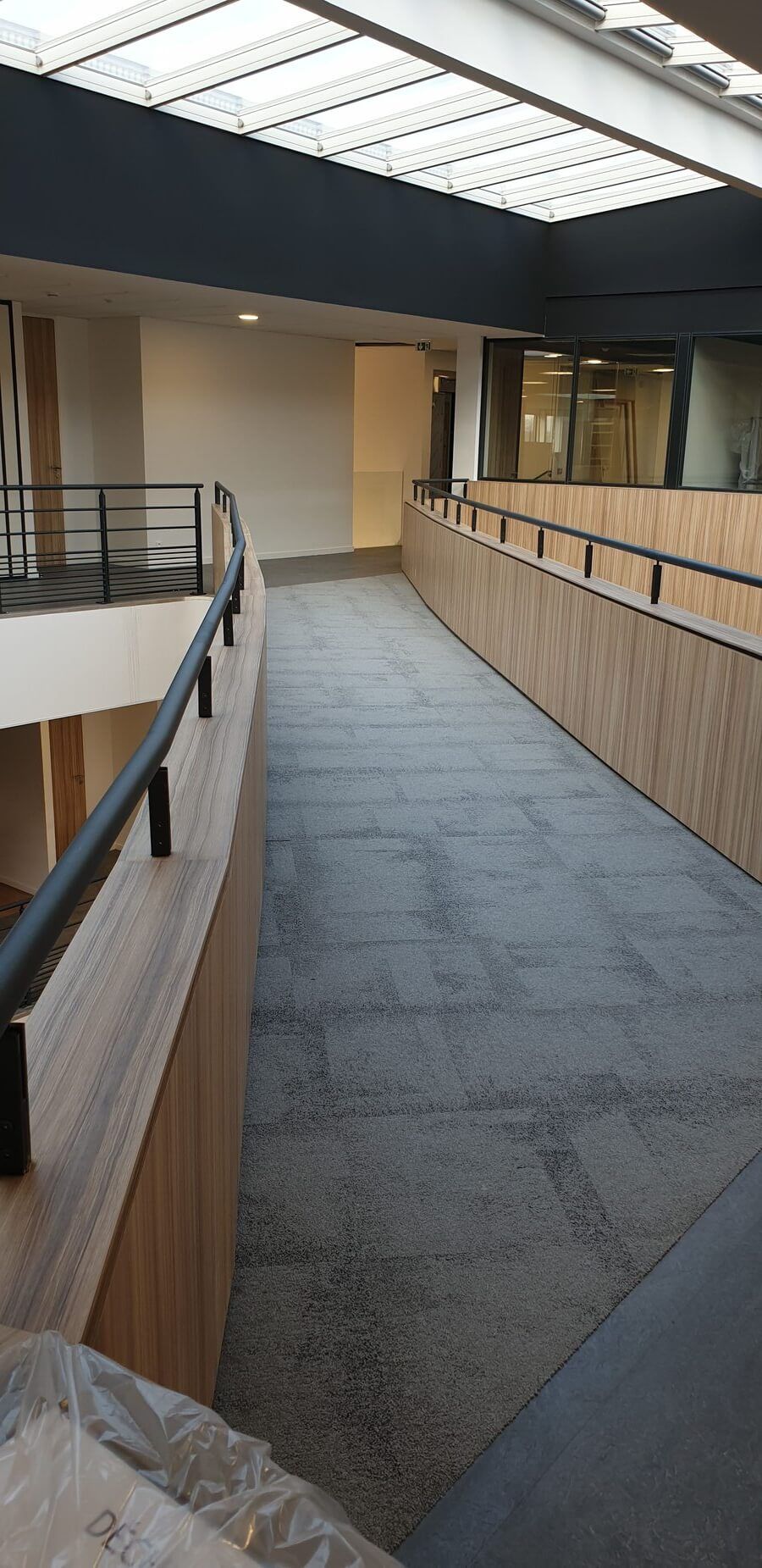 Espace de traverse dans un bâtiment réalisé par l'entreprise CLOISONPLAF