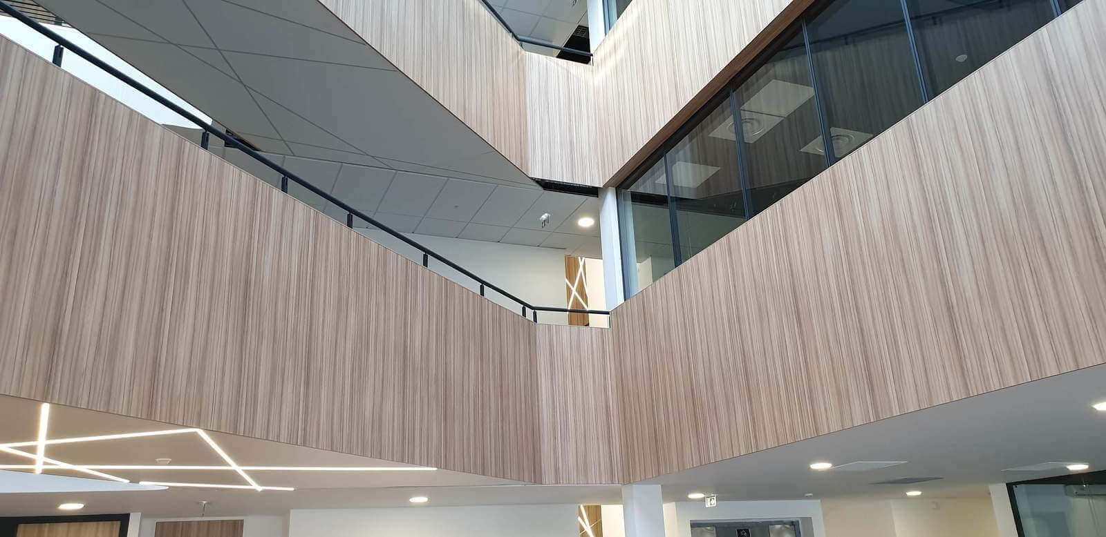 Hall de bâtiment réalisé par l'entreprise CLOISONPLAF