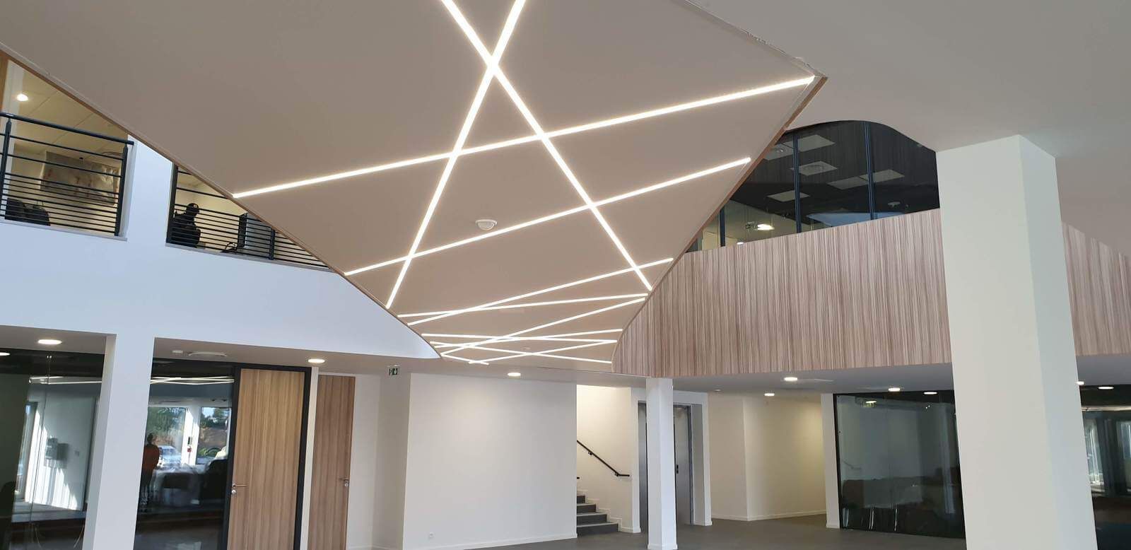 Hall de bâtiment avec plafonnier original rénové par l'entreprise CLOISONPLAF