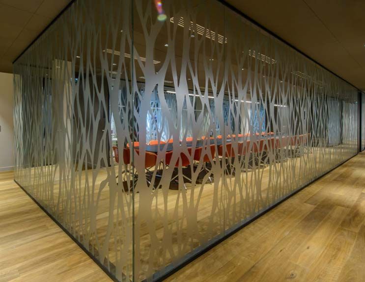 Salle de bureau avec motif sur les vitres pour servir de cloison