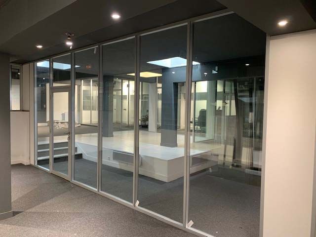 Cloison vitrée entre deux espaces