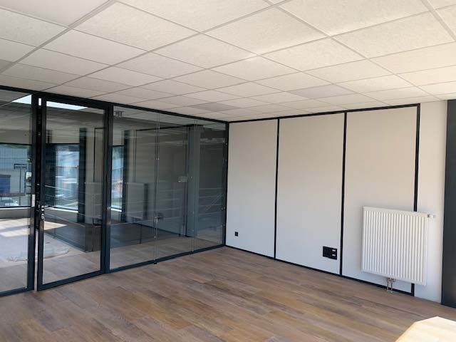 Salle de bureau avec parquet flottant