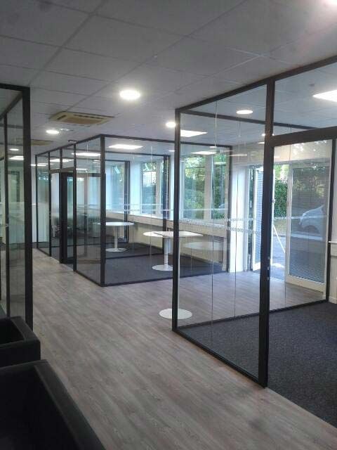 Plusieurs espaces de travail avec des cloisons vitrées