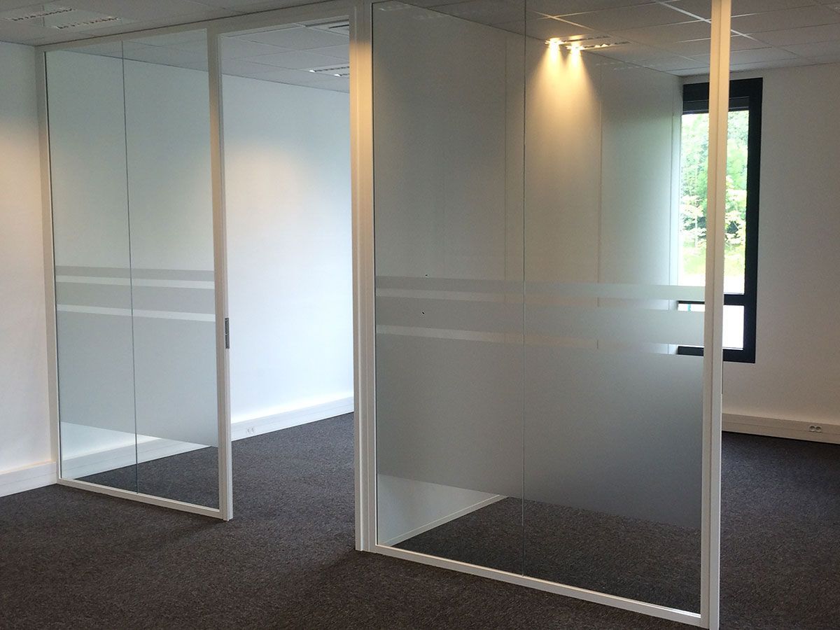Cloison de bureau blanche avec film opaque à mi-hauteur
