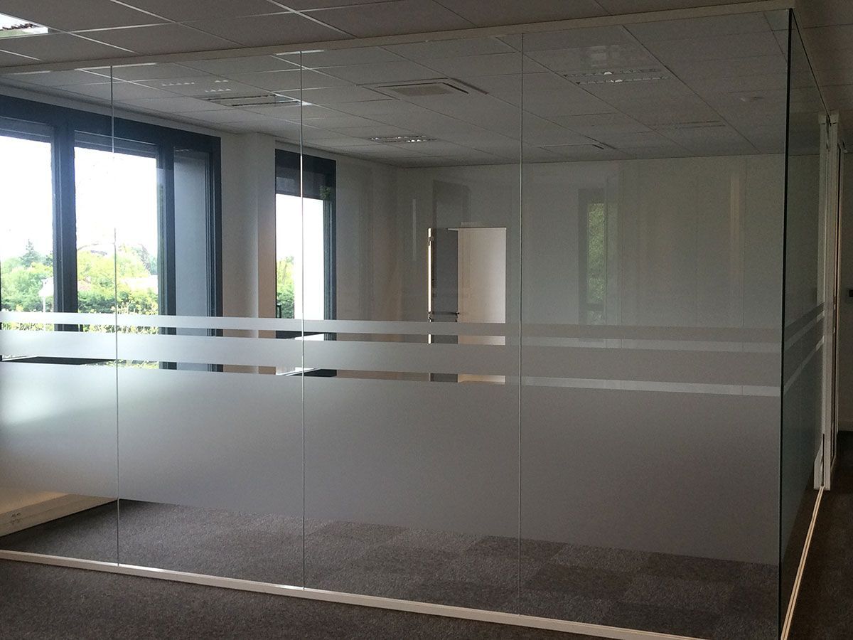 Cloison de verre avec bandes opaques