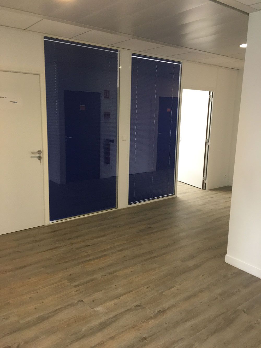 Cloison vitrée bleue