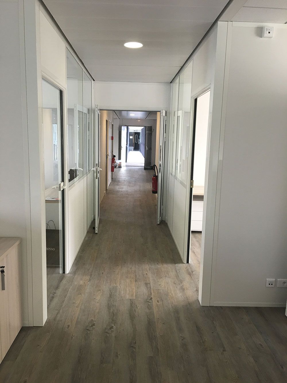 Couloir menant à des bureaux
