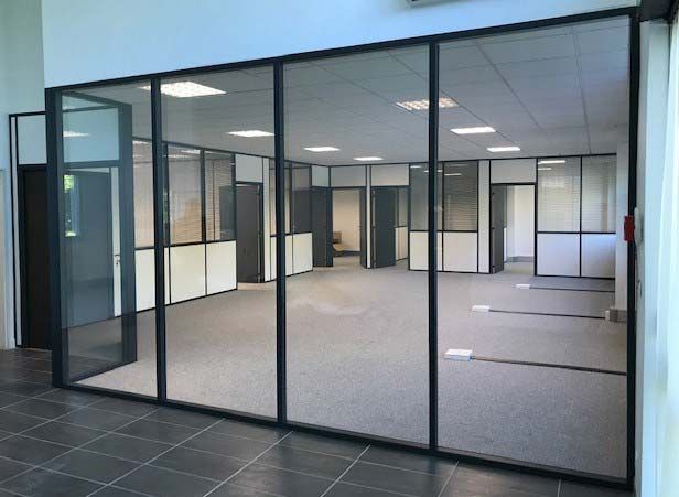 Cloison vitrée en quatre panneaux