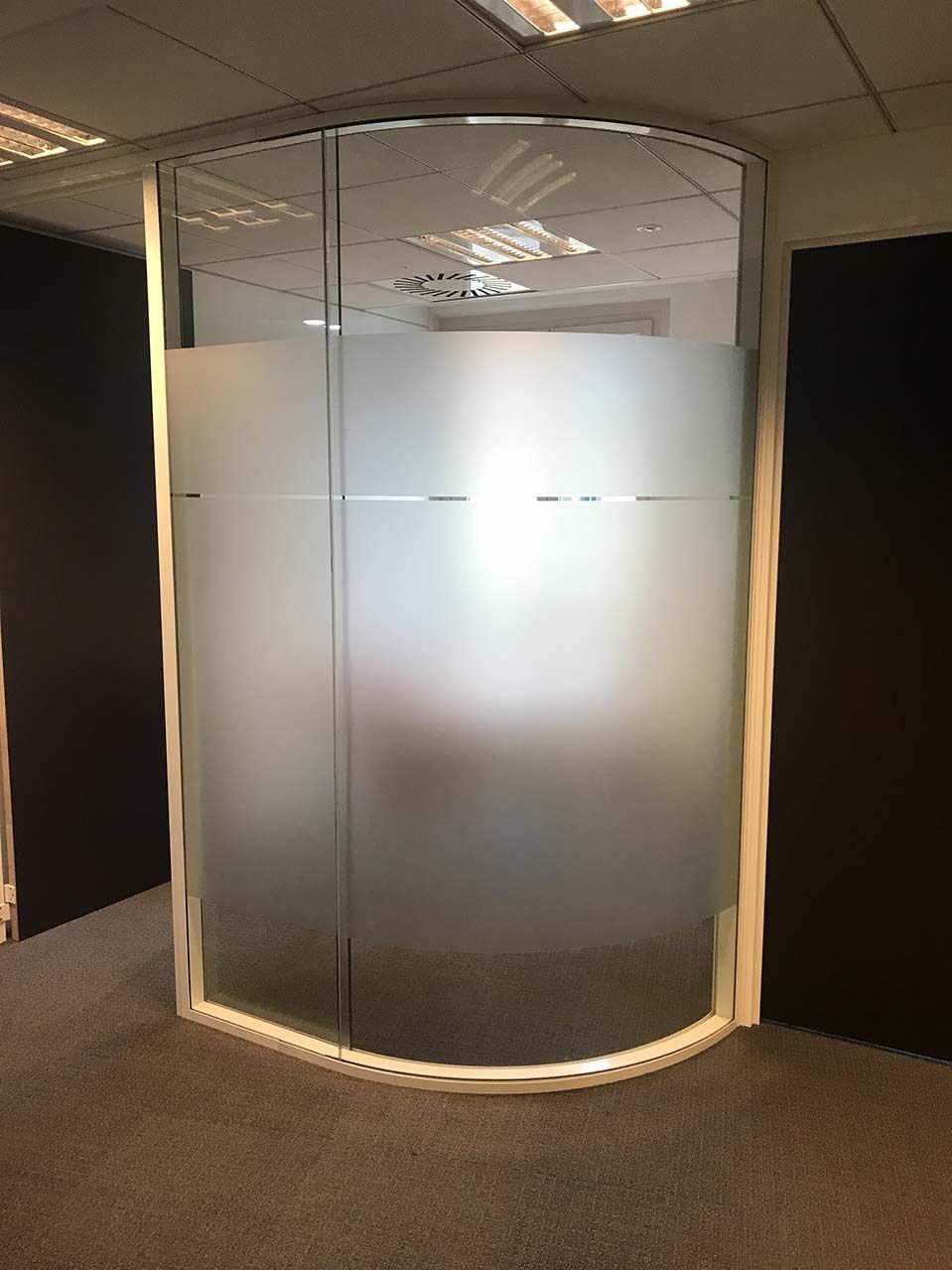 Cloison en verre séparatrice avec forme arrondie