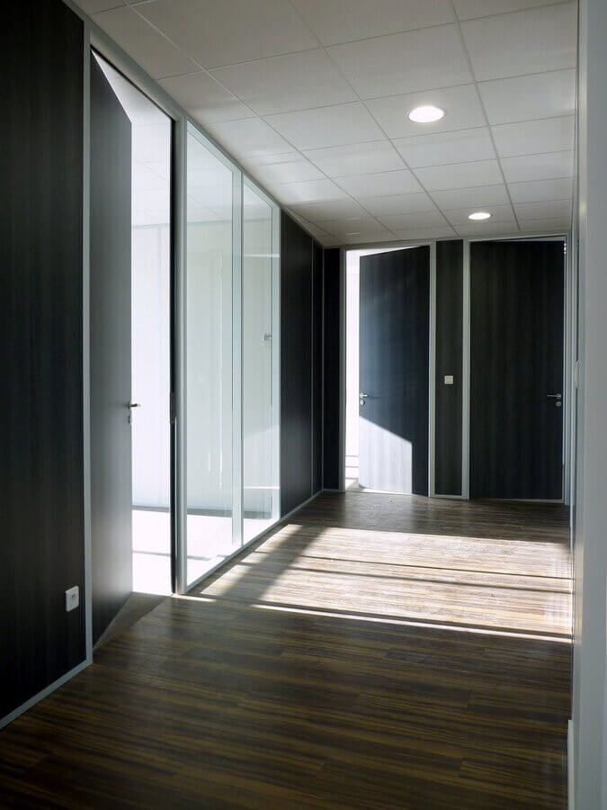 Couloir de bâtiment lumineux réalisé par l'entreprise CLOISONPLAF