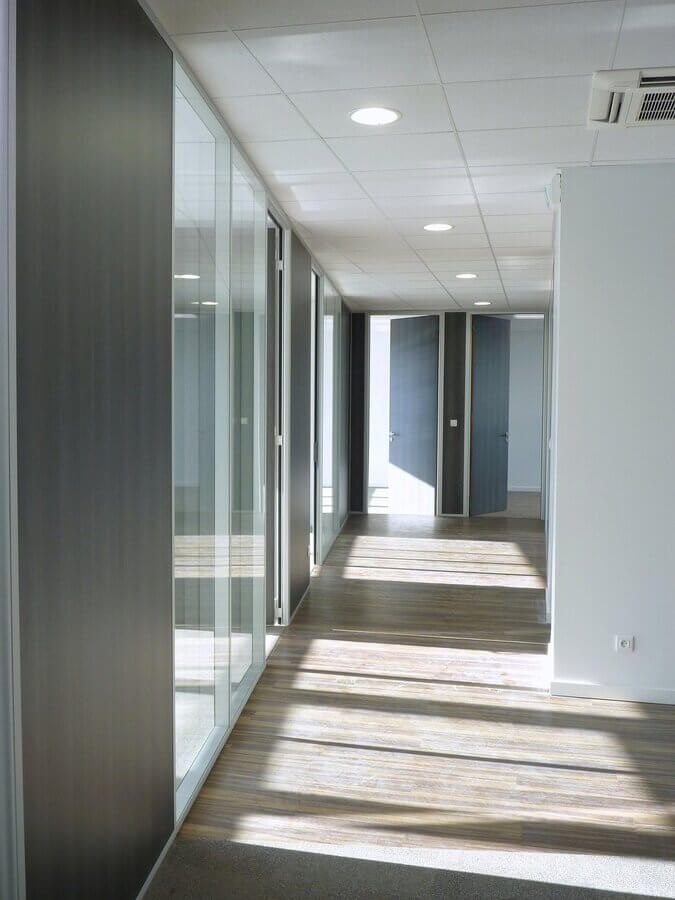 Couloir de bâtiment réalisé par l'entreprise CLOISONPLAF