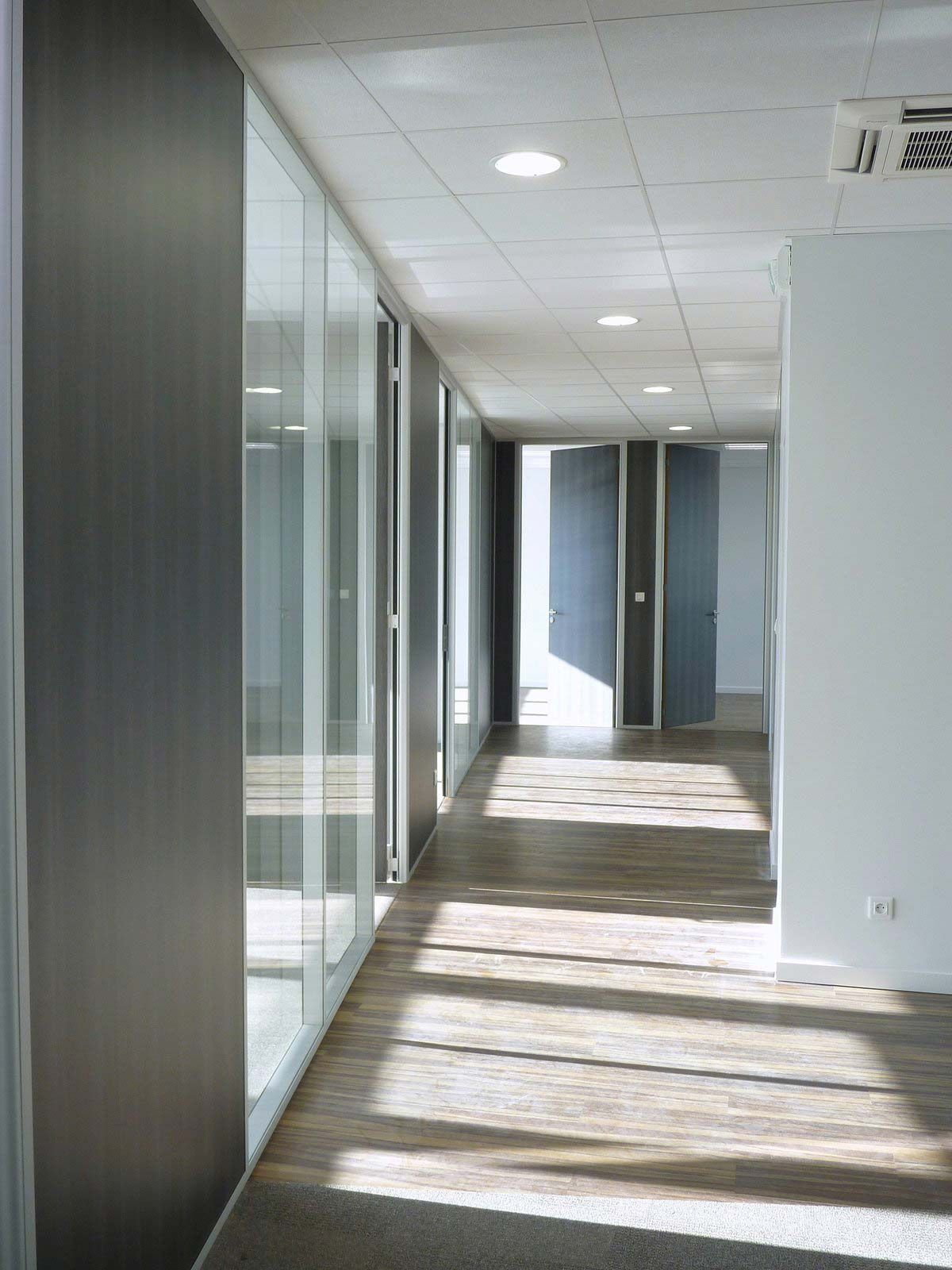Couloir de bâtiment réalisé par l'entreprise CLOISONPLAF