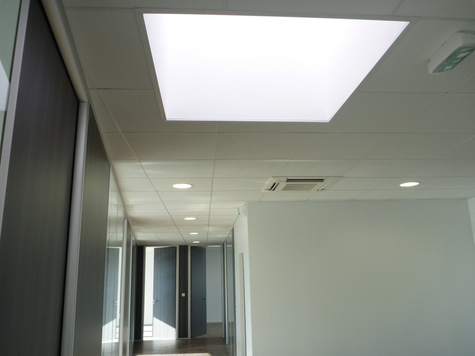 Faux plafond avec une dalle lumineuse