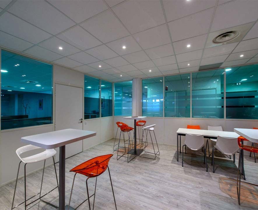 Salle de repos pour le déjeuner avec vitre teintée en bleu