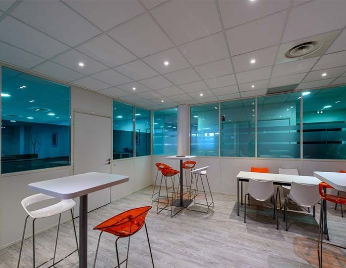 Salle de repos pour le déjeuner avec vitre teintée en bleu
