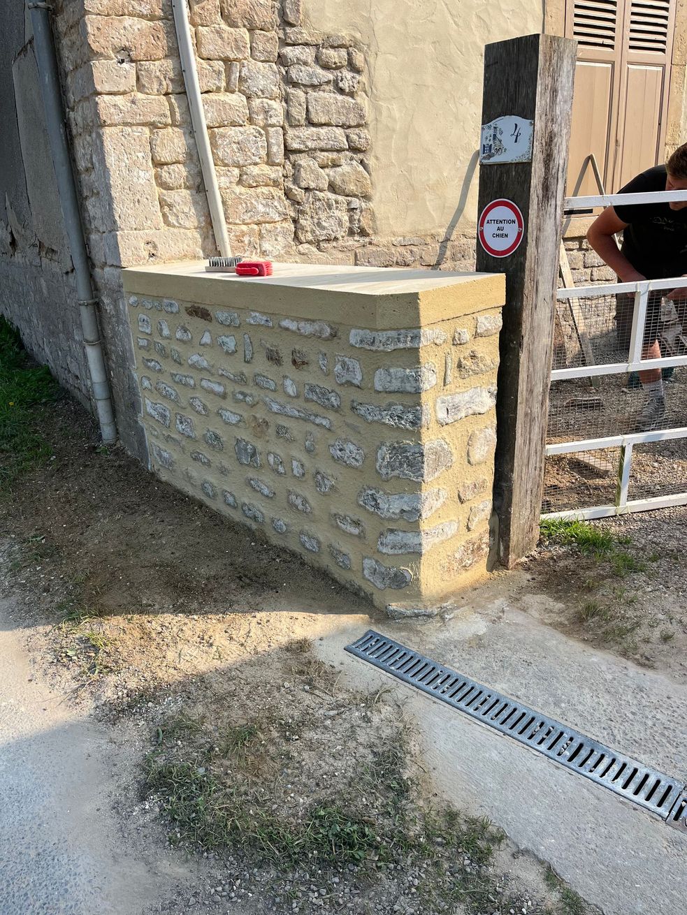 Muret en pierres maçonnées.