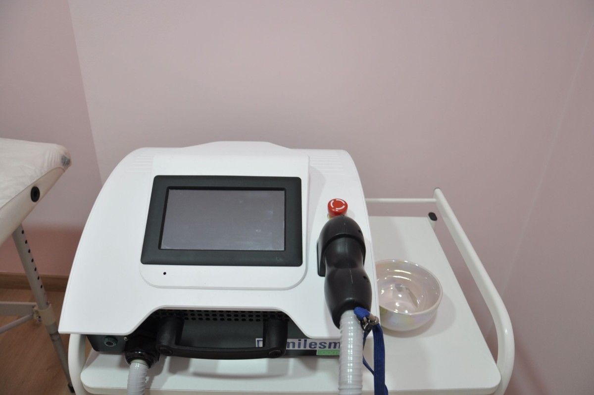 Una mujer está recibiendo un tratamiento de depilación láser en las piernas.