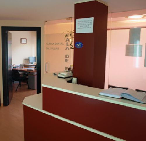 Un consultorio dental con un cartel que dice clínica dental