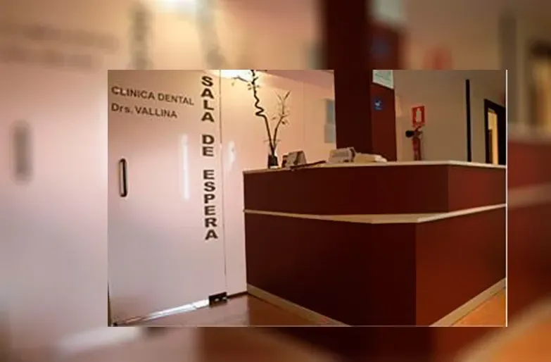 Un consultorio dental con un cartel que dice sala de espera
