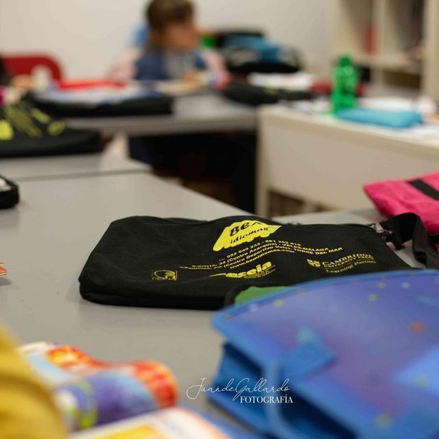 Una bolsa negra sobre una mesa que dice 'ae'