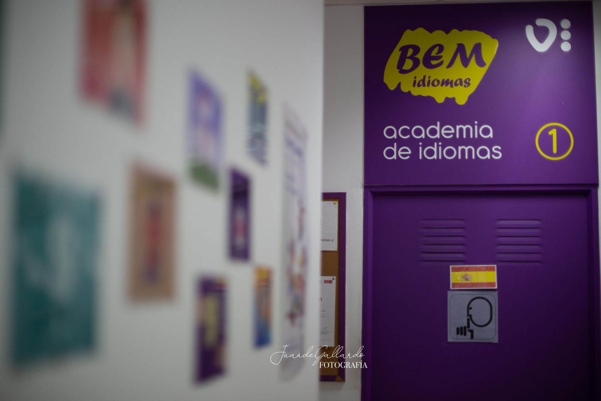 Una puerta morada que dice