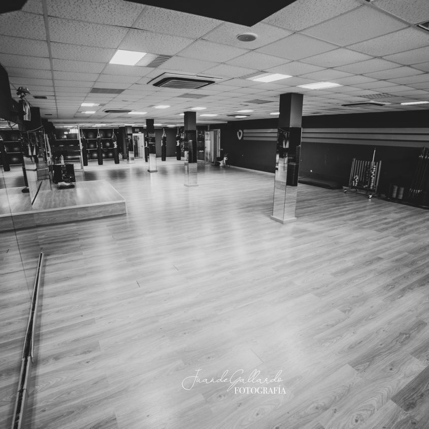 Una fotografía en blanco y negro de un estudio de baile vacío.