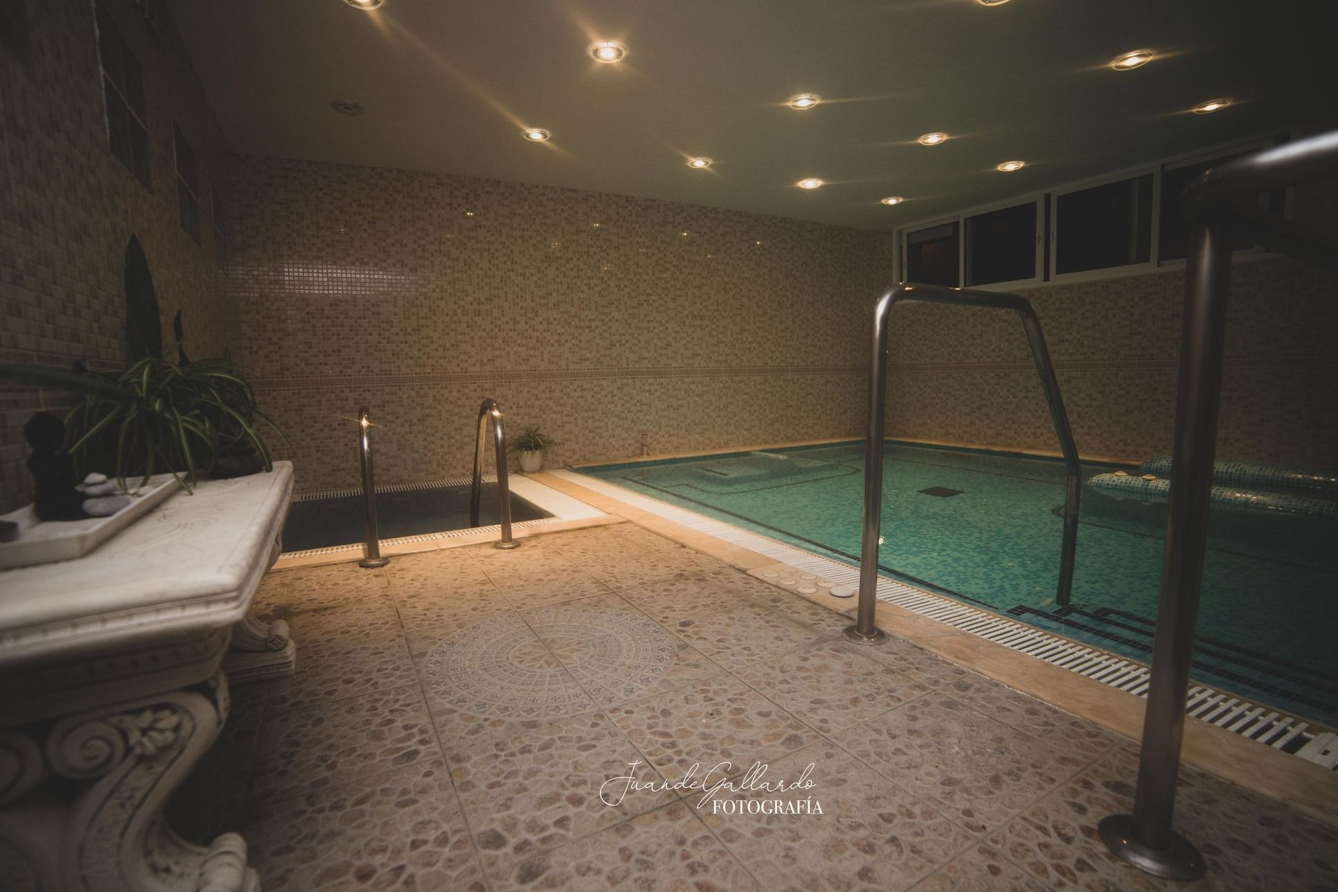 Hay una gran piscina en el medio de la habitación.