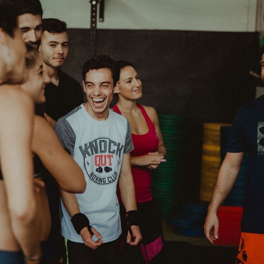 Un hombre que lleva una camiseta que dice 