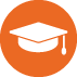 Un birrete de graduación blanco con borla está dentro de un círculo naranja.