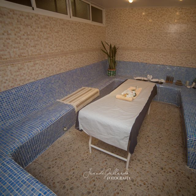 Una habitación con un sofá y una mesa que dice fotografía.