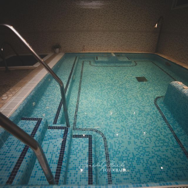 Una gran piscina con escaleras que conducen a ella.