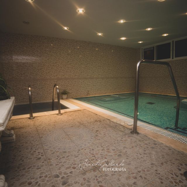 Una gran piscina cubierta con la palabra fotografia en el fondo