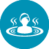 Una persona está sentada en un jacuzzi del que sale vapor.