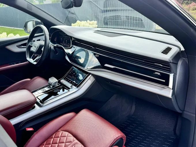 Vista interior de un moderno automóvil 