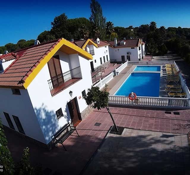 Una vista aérea de una casa con piscina