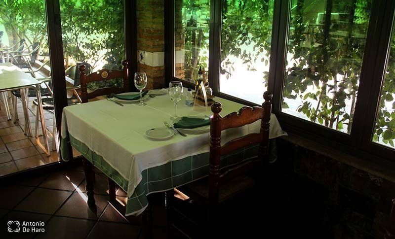 Una mesa en un restaurante con un mantel blanco.