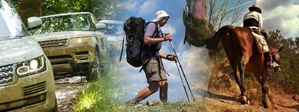 Un hombre con una mochila camina al lado de un hombre que monta a caballo.