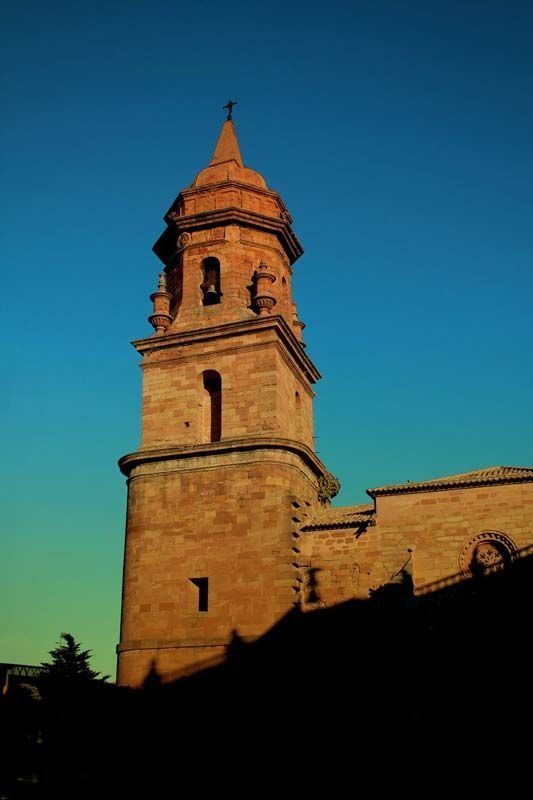Un campanario con una cruz en la cima