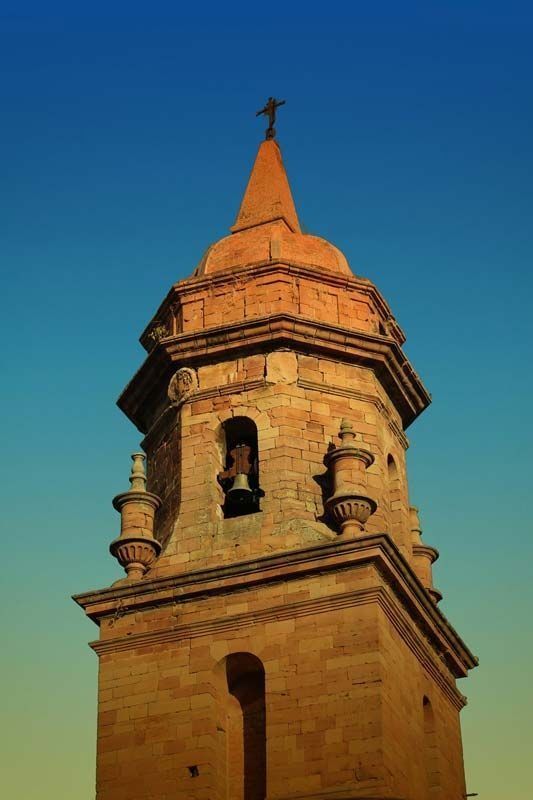 Un campanario con una cruz en la cima