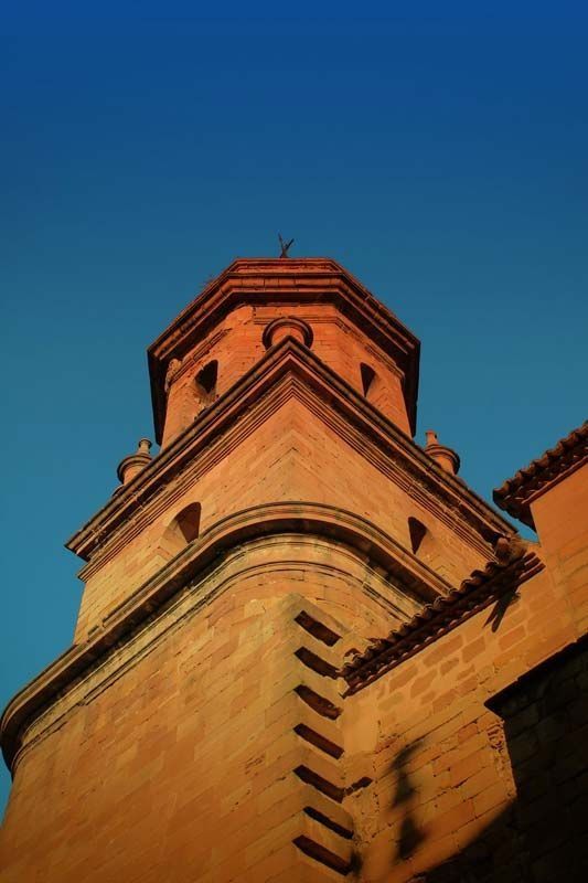 Mirando hacia la parte superior de un edificio con un cielo azul de fondo