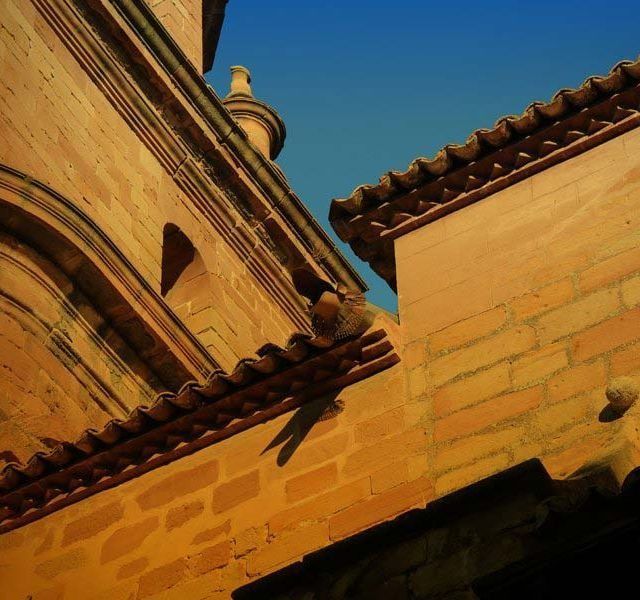 Mirando hacia arriba a un edificio de ladrillo con un cielo azul de fondo