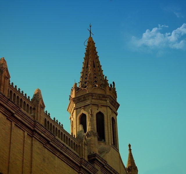 Una torre de iglesia con una cruz en la parte superior
