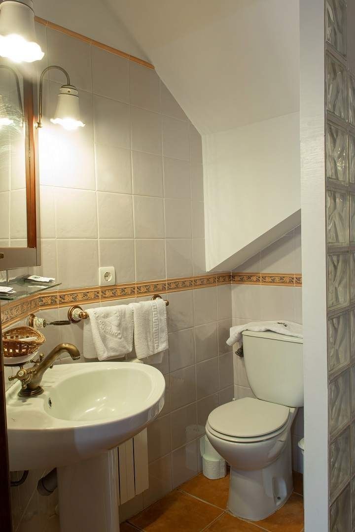 Un baño con lavabo, inodoro y espejo.
