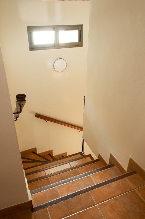 Un conjunto de escaleras que conducen al segundo piso de una casa.