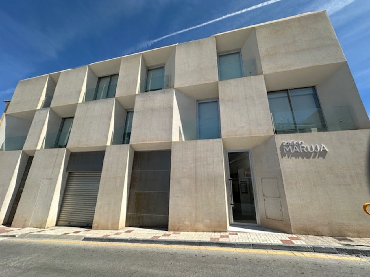 Un edificio con muchas ventanas y la palabra guardia en él.